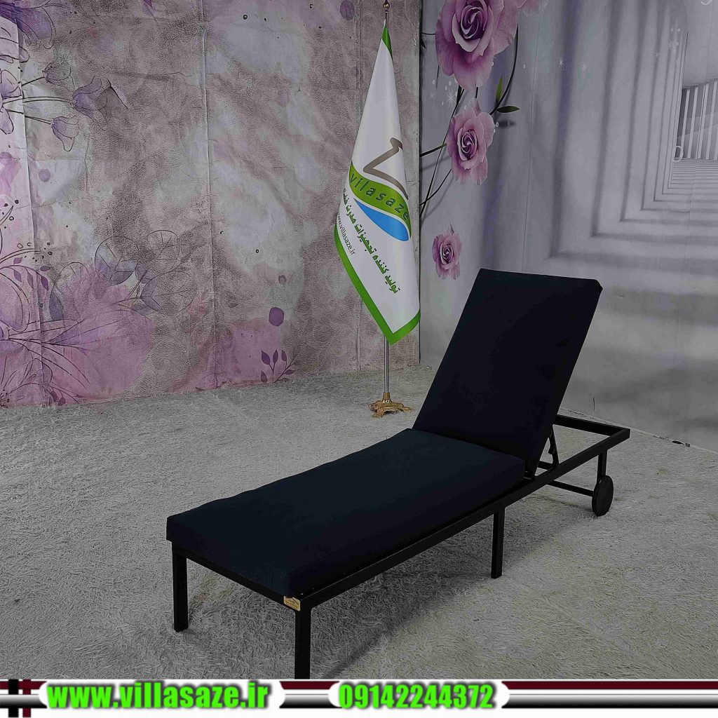 تخت کنار استخر بزرگ