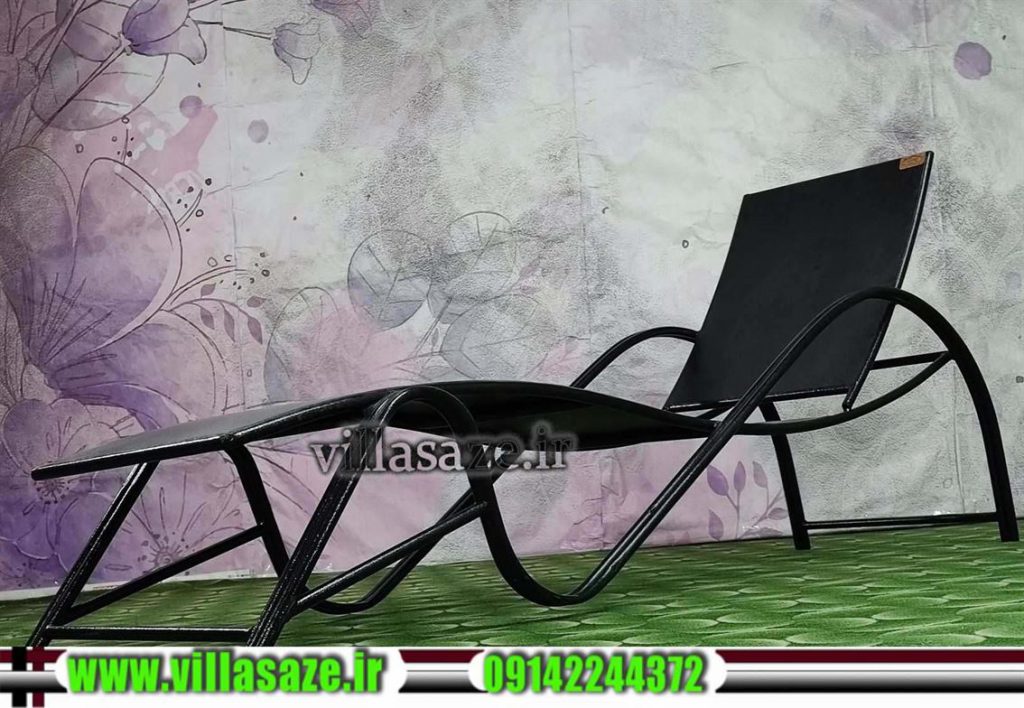 صندلی کنار استخر بزرگ